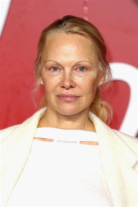 Pamela Anderson bez makijażu eksponuje piegi na twarzy