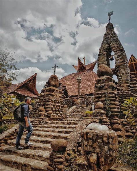 Potret Gua Maria Pohsarang Wisata Religi Umat Katolik