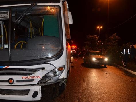 Carro perde o controle e bate em ônibus em JP Ônibus Transporte