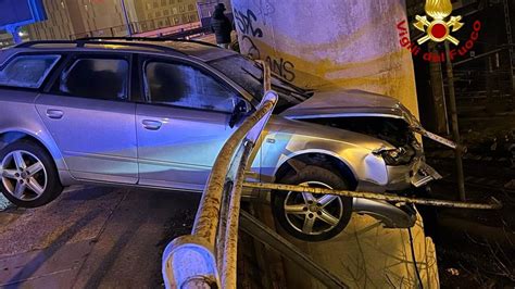 Audi Incastrata In Bilico Sul Cavalcavia Della Strage Salvo Il Conducente