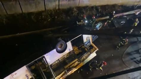 Accidente De Bus Con Turistas Deja Al Menos 21 Fallecidos Dw 04 10