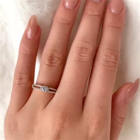 Elegant Hvid Zirkon Ring I Karat Guld Med Rhodium