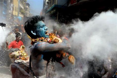 Photos Kashi Varanasi Celebrates Masan Holi 2023 With Chita Bhasm Photos गले में नरमुंड की