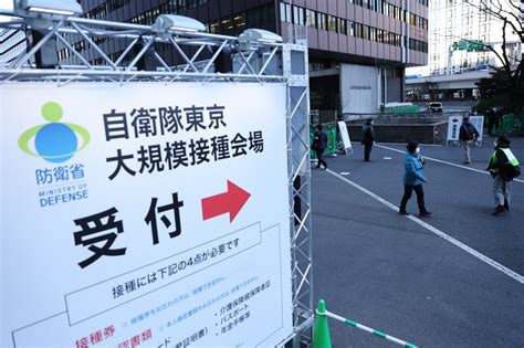 大規模会場で3回目接種が始まる 首相視察、加速狙う 東京・大手町 写真特集78 毎日新聞