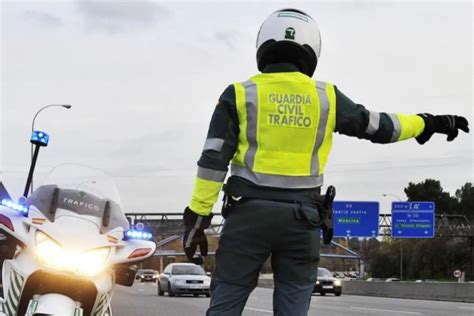 La DGT avisa de 8 aparatos que estás obligado a llevar en el coche para