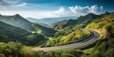 Uma estrada sinuosa corta um caminho através de montanhas verdes