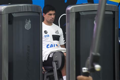 Renato não vai a campo em treino do Santos e é dúvida contra a Ponte