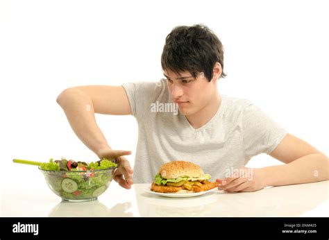 Joven Celebraci N Delante Un Taz N De Ensalada Y Una Gran Hamburguesa