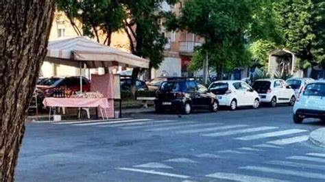 Viale Santissima Mediatrice Il Venditore Ambulante Della Domenica