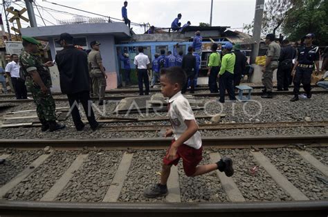 Penertiban Bangunan Liar Stasiun Ka Antara Foto