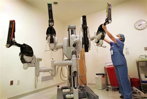 The Da Vinci Surgical Robot A Medical Breakthrough With Risks For