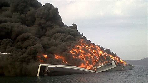 Foto Langgar Wilayah Penangkapan Ikan Kapal Nelayan Dibakar