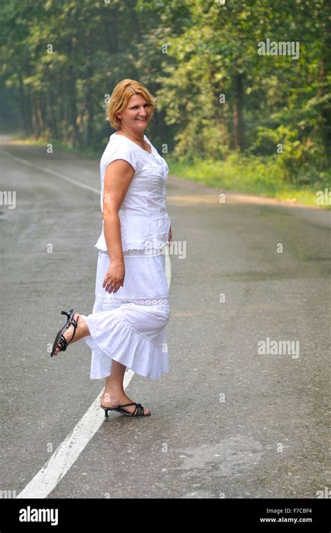 Vieille Femme Mature De La Haute Marche Et L Quilibre De La Nature Fra Che Dans Photo Stock Alamy