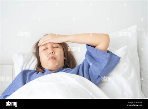 Hypothermia blanket hi-res stock photography and images - Alamy