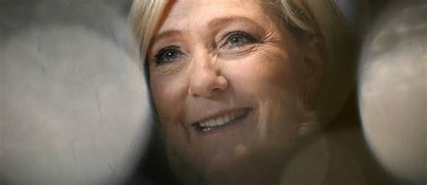 Immigration Marine Le Pen défend à la frontière franco espagnole une