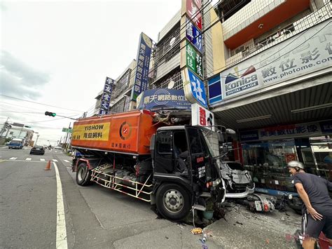 （有影片）／飼料車逆光失控！撞毀民宅車輛 車頭變形駕駛受困 蕃新聞