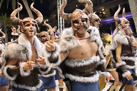 Els Carrers De Sitges S Omplen De Festa I Color Amb Una Rua De La