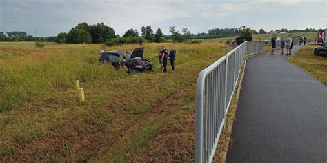 Auto Wyrzuci O W Pole Kierowca Z Powiatu S Upskiego Straci Panowanie