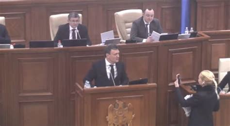 Marina Tauber Show La Sedinta Parlamentului In Timpul Discursului