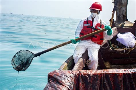 Penanganan Tumpahan Minyak Mentah Di Laut Jawa Karawang Antara Foto