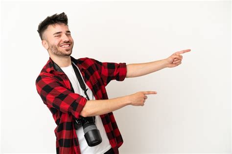 Joven Fot Grafo Hombre Cauc Sico Aislado Sobre Fondo Blanco Apuntando