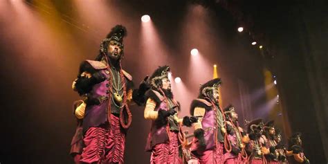 La familia del Carnaval de Cádiz saca la capa la espada y las garras