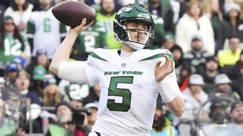 QB Mike White 'would love to be back with the Jets,' but also intrigued ...