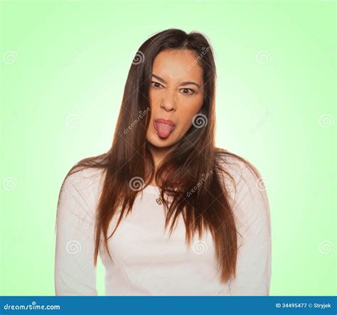 Mujer Joven Que Pega La Lengua Hacia Fuera Imagen De Archivo Imagen