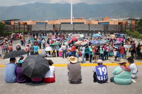 Marchan docentes de la zona Centro en la capital en el Día del Maestro