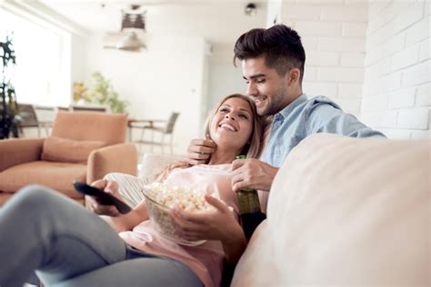 Casal Assistindo Tv E Comendo Pipoca Foto Premium