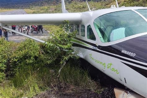 Pesawat Smart Aviation Tergelincir Di Bandara Sinak Kabupaten Puncak