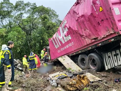 Carreta Container Tomba Sobre Van E Mata 9 Na BR 376 PR Estradas