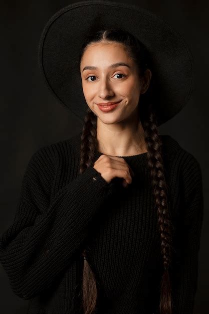 Vista Frontal De Una Mujer Posando Con Un Atuendo Negro Foto Gratis