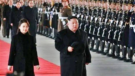 El líder norcoreano Kim Jong un y su esposa Ri Sol ju en una imagen de