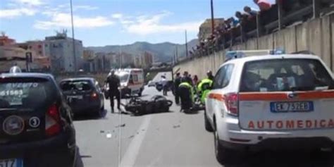 Scontro Tra Due Moto In Viale Regione A Palermo Tre Feriti Uno