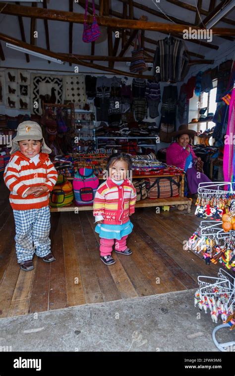 Lindos niños quechuas locales en una tienda en Chinchero un pequeño