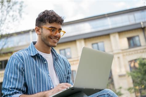 Programador Indiano Usando Laptop Internet Trabalhando Em Projeto