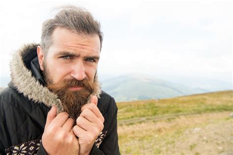 Hombre barbudo barba larga hipster caucásico brutal con bigote en la