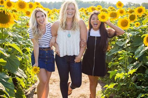 Sunflower Field Photoshoot Outfit Ideas