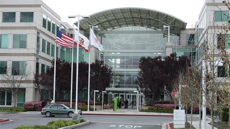 Man found dead in conference room at Apple company headquarters ...