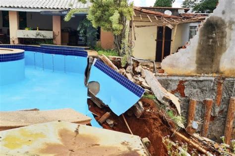 Deslizamento Em Obra Causa Queda De Muro E Rompimento De Piscina No