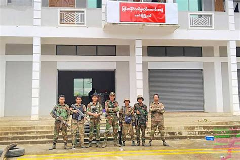 Verzetstroepen Brengen Het Militaire Regime In Myanmar Op De Rand Van