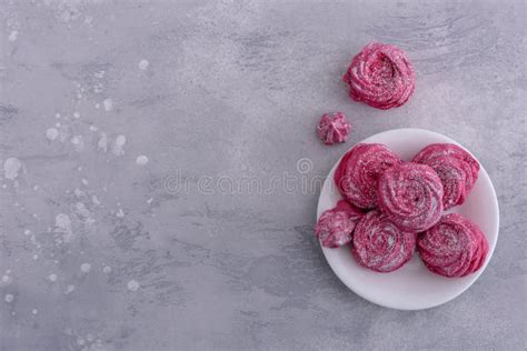 Galletas Hechas En Casa De Los Merengues En La Placa Foto De Archivo