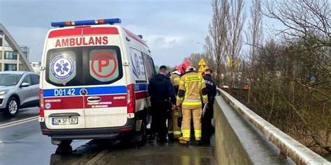 Wroc Aw Cz Owiek Wskoczy Do Rzeki Policjanci Ruszyli Mu Na Pomoc