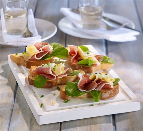 Bruschettas de jamón crudo queso dambo rúcula y un toque Mayoliva