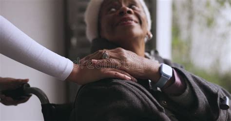 Enfermera De Mano Y Anciana En Silla De Ruedas Para Apoyar A Personas