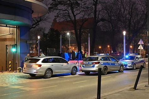 Tragedia W Samym Centrum Wroc Awia Po Upadku Z Dachu Renomy Zgin