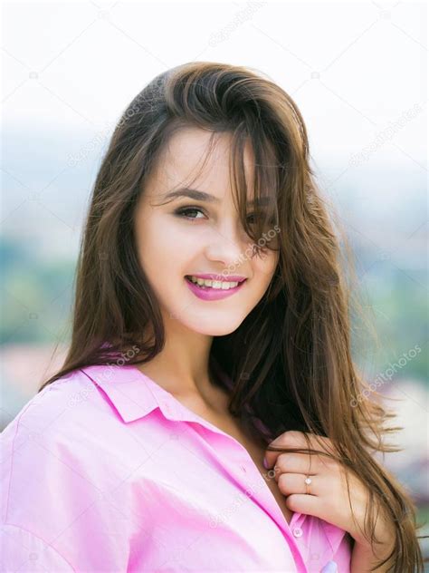 Joven Chica Bastante Sexy Sonriendo — Foto De Stock 129227630 ©