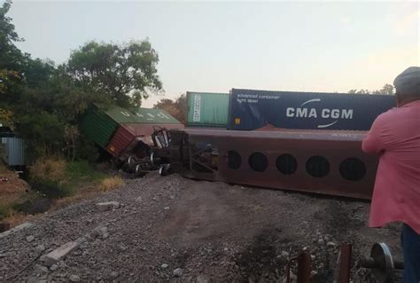 La Jornada Se descarrila tren tras chocar contra tráiler en Michoacán