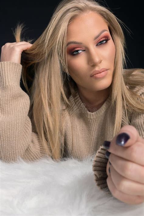 Belle Femme Blonde Sensuelle Belle Femme Aux Yeux Bleus Profe Photo
